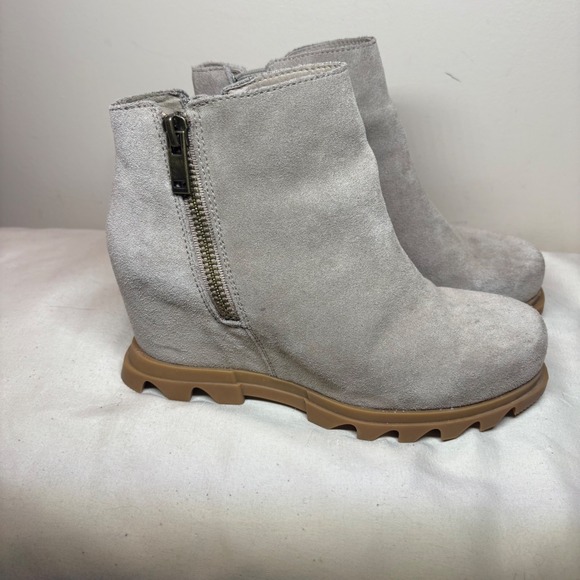 Sorel Women's Beige Suede Hidden Wedge Ankle Boots Side Zip Lug Sole Size 6.5 - Picture 2 of 8
